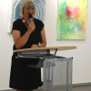 Sabine Schäfer-Gold, Erste Vorsitzende des Vereins "Künstler der Filder e.V." begrüßt die Gäste der Vernissage.
