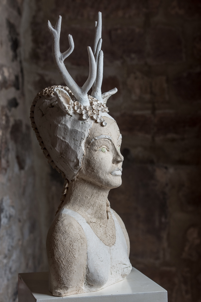 Gaby Pühmeyer: Hirschfrau, Skulptur aus Keramik, 58 x 29 x 23 cm