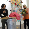 Micha Hartmann überreicht Sabine Schäfer-Gold als Dank für ihre Einführungsrede einen Blumenstrauß