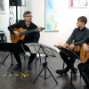 Britta Dingler, Adam Šolta, Arne und Ella Dingler von der Musikschule Filderstadt (FILUM) bereiten ihren Auftritt vor.