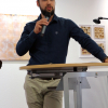 Philipp Kompalla eröffnet die Ausstellung.