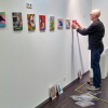 Marc Taschowsky beim Aufbau der Ausstellung