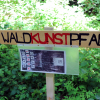 Hier geht's zum Waldkunstpfad