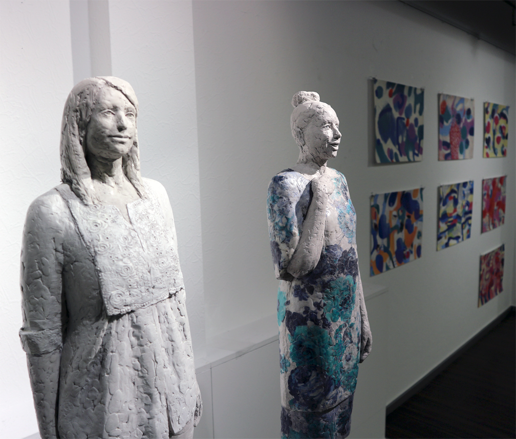 Zwei Skulpturen von Birgit Feil; im Hintergrund Acrylbilder von Claudia Krug