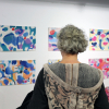 Besucherin vor Claudia Krugs Acrylbildern