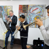 Norbert Niederer, Dozent an der Musikschule Filderstadt (FILUM), und seine Schüler Mathis Wang und Adrian Jöchner spielen für die Vernissagengäste auf der Trompete.
