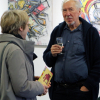 Günther Sommer im Gespräch mit einer Besucherin