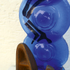 Adelheid Kirchner: Das Blaue vom Himmel (Detail), Blaue Glasbutzen, Kupferfolie, in Form verschmolzen, Eisenleisten, Stahl, 48 × 16 × 16 cm