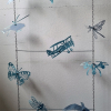 Ulrike Saremba: Himmelsleiter (Detail), Metallketten, Metallstäbe, Magnete, 50 Papierschnitte, (je 10 × 12 cm), 270 × 32,5 × 1 cm