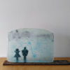 Elke Steiger: Himmel auf Erden für Paare, Glassfusing, Glas, Papier, Eisen, 20 × 37 × 5 cm
