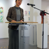 Corinna Steimel, Leiterin der Städtischen Galerie Böblingen, führt in Julius Reinders Arbeiten ein
