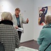 Albrecht Weckmann führt durch die Ausstellung.