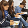 Schülerinnen und Schüler der 9. Klasse der Jahnschule lassen sich von Axel Zimmermanns Werken inspirieren.
