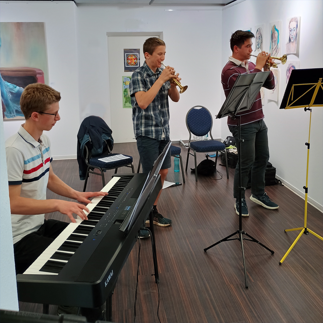 Sie begeisterten das Vernissagenpublikum: Felix Richard-Kömen am Klavier, Adrian Jöchner und Jules Richard-Kömen an der Trompete.