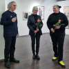Michael Schmidt bedankt sich bei den Künstlerinnen mit Blumen für die wunderschöne Ausstellung.