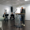 Bürgermeister Jens Theobaldt begrüßt die Besucher der Vernissage.