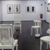 Im Vordergrund ein Stuhlkreis mit Claudia Dietz' Skulpturen; an den Wänden Annette Czopfs Zeichnungen