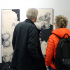 Besucher betrachten Annette Czopfs Arbeiten.