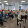Die Besucher der Vernissage hörten gespannt dem Gespräch zwischen Ulrike Saremba und Gerhard Rießbeck zu.
