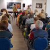 In der gut besuchten Vernissage führt Ulrike Saremba ein Gespräch mit dem Künstler Gerhard Rießbeck.