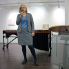 Claudi Vöhl, Leiterin des Amts für Bildung, Kunst und Kultur, begrüßt die Gäste der Vernissage.
