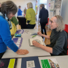 Das Interesse der Besucher wird geweckt, wenn am Stand gezeichnet wird und das Entstehen eines Papierschnitts gezeigt wird.
