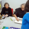 Das Interesse der Besucher wird geweckt, wenn am Stand gezeichnet wird und das Entstehen eines Papierschnitts gezeigt wird.