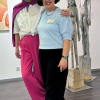 Lisa und Christiane (v.l.n.r.) versorgen die Vernissagengäste mit Getränken und Hefezopf