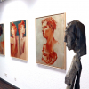 Blick in die Ausstellung, vorne eine Skulptur von Jolanta Switajski, hinten Gemälde von Hans Gunsch