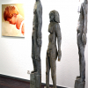 Blick in die Ausstellung, vorne Skulpturen von Jolanta Switajski, hinten Gemälde von Hans Gunsch