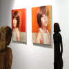 Blick in die Ausstellung, vorne Skulpturen von Jolanta Switajski, hinten Gemälde von Hans Gunsch
