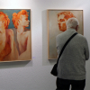 Ausstellungsbesucher betrachtet Hans Gunschs Gemälde