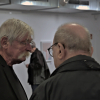 Albrecht A. Bopp (links) im Gespräch mit interessierten Besuchern der Vernissage