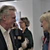 Josef Nadj im Gespräch mit einer interessierten Besucherin der Ausstellung.