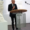 Bürgermeister Jens Theobaldt heißt die Vernissagengäste willkommen.
