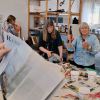 Albrecht, Margit, Heike und Sabine beim Anfertigen der Krautköpfe mit Luftballons, Papier und Kleister