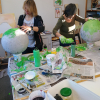 Das werden besonders große Krautköpfe! Konzentriert bei der Arbeit: Sabine und Roswitha