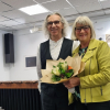 Nach der unterhaltsamen und kompetenten Laudatio überreicht Michael Schmidt im Namen des Künstler der Filder e.V. einen Blumenstrauß an Sabine Schäfer-Gold.