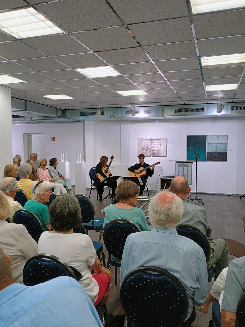 Ella Dingler und Arne Dingler, Preisträger in der Kategorie "Gitarre" beim Bundeswettbewerb "Jugend musiziert", warten auf ihren Einsatz.
