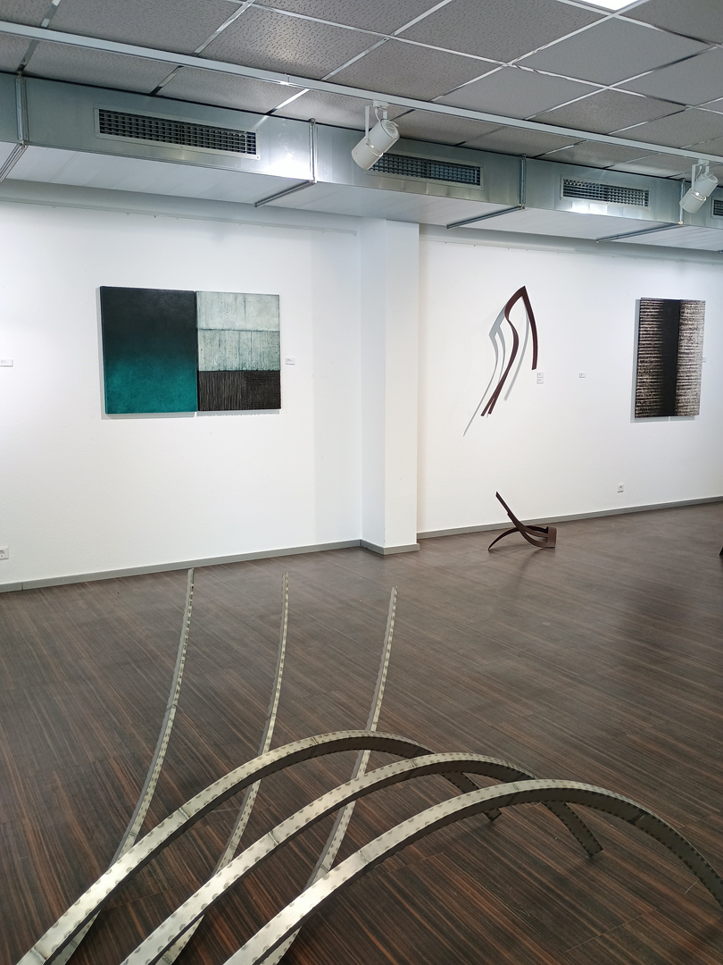 Stahlobjekte von Jochen Warth; "Mantra Verde" und "Textur" von Helm Zirkelbach