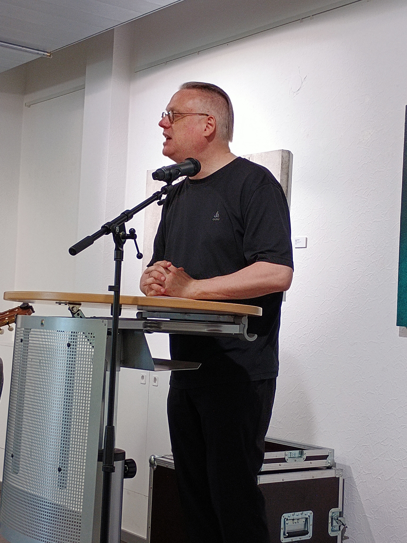 Florian Stegmaier hielt eine kompetente und kurzweilige Laudatio für die beiden Künstler.