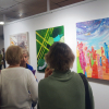 Besucherinnen der Vernissage im Gespräch