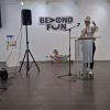 Marion Musch erläutert den Besuchern das Konzept der Ausstellung.