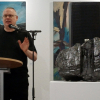 Florian Stegmaier hält die Einführungsrede und stellt Gisela Jäckle und Hans Hochradl sowie deren Kunst vor.