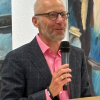 Bürgermeister Jens Theobaldt begrüßt die Gäste der Vernissage.