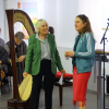 Margot Spuhler (links) und Susanne Maurer im Gespräch über ihre Kunst und ihre Arbeitsweise.