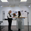 Blumen für Dr. Barbara Martin für die kompetente und kurzweilige Laudatio.