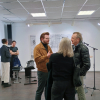 Moritz Dümmel im Gespräch mit Gästen der Vernissage.