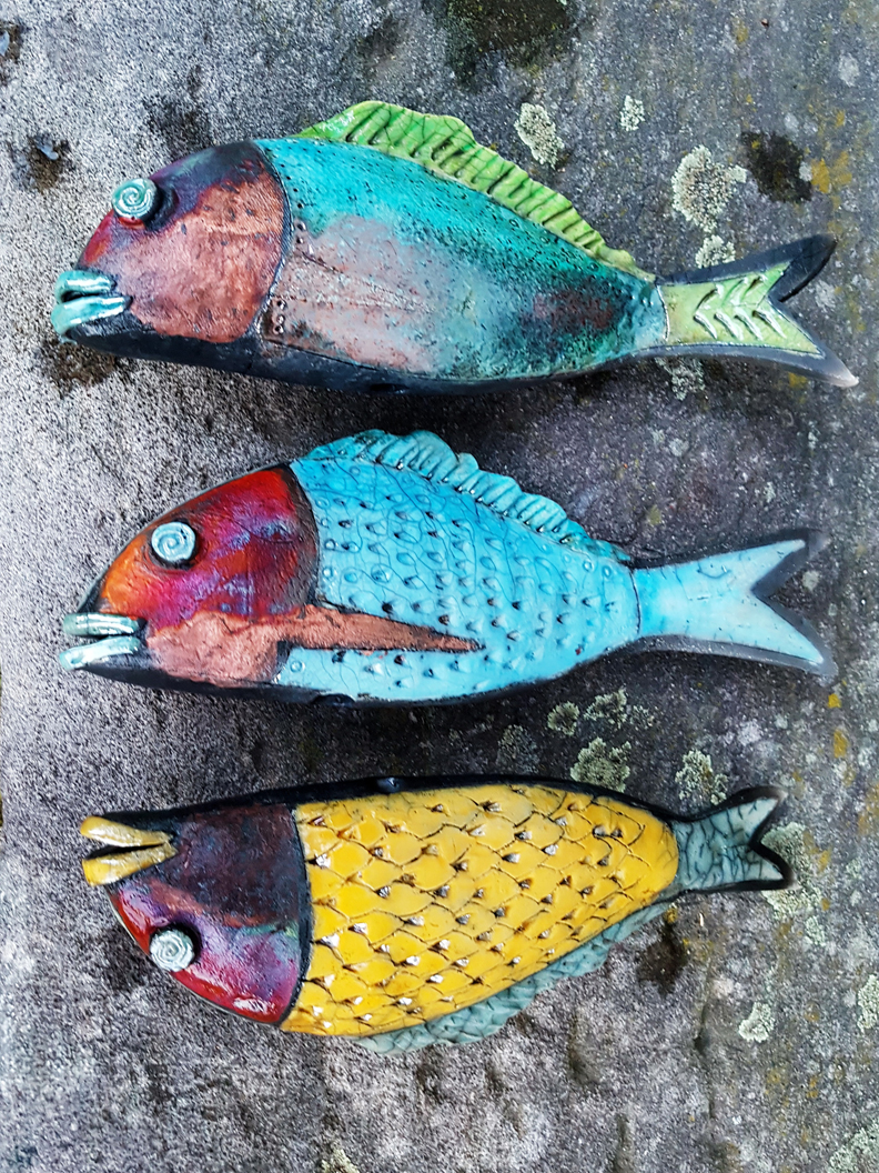 Gaby Pühmeyer: Rakufische, Keramik aus dem Rauchbrand, 28 x 11 x 5 cm