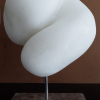Birgit Blessing: Zellteilung, Alabaster, schwebend montiert auf Edelstahlplatte, 25 x 20 x 40 cm (Stein ca 26 x 26 x 18 cm)